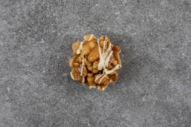 Gri arka planda el yapımı taze kurabiyelerin yakın plan fotoğrafı. Yüksek kalite fotoğraf