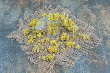 Cam kavanozda kurumuş sarı çiçekler. Yüksek kalite fotoğraf