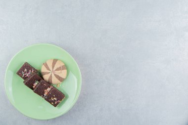Çikolatalı waffle dolu yeşil bir tabak. Yüksek kalite fotoğraf