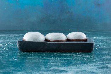 Siyah tabakta yuvarlak jöleli bisküviler. Yüksek kalite fotoğraf