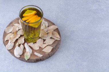 Mermer zemin üzerinde bir bardak portakal suyu. Yüksek kalite fotoğraf