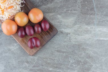 Gri arka planda taze sebzeli konserve lahana. Yüksek kalite fotoğraf