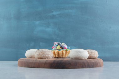 Tahta tahtada lezzetli jöleli bisküviler ve kek. Yüksek kalite fotoğraf