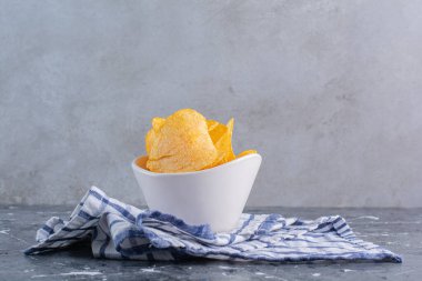 Çay havlusunda, mermer arka planda patates cipsi var. Yüksek kalite fotoğraf