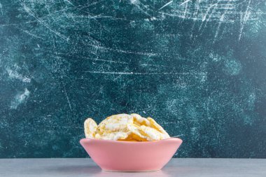 Taş zeminde pembe bir kase lezzetli pirinç keki. Yüksek kalite fotoğraf