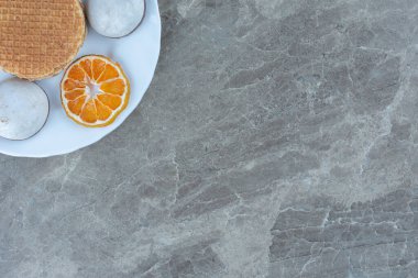 Üst Manzara. Waffle 'ın kurabiyeli ve kuru portakallı fotoğrafını kapat. Yüksek kalite fotoğraf