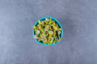 Kurutulmuş otlarla dolu mavi seramik kasenin üst görüntüsü. Yüksek kalite fotoğraf