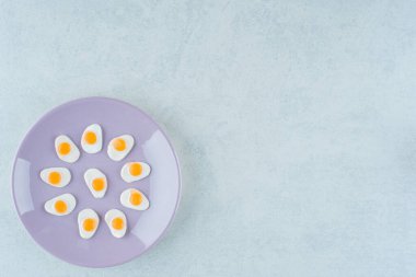 Mor bir tabak, beyaz arka planda çırpılmış yumurta. Yüksek kalite fotoğraf