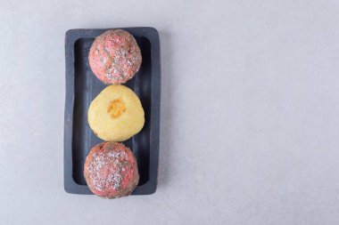 Mermer arka planda, tahtada nefis kurabiyeler