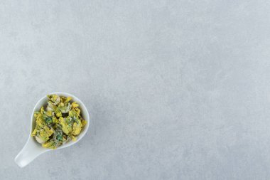 Kurutulmuş kasımpatı çiçekleri beyaz kasede. Yüksek kalite fotoğraf