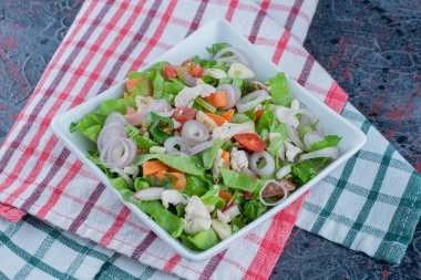 Lezzetli sebze salatalı beyaz tabak. Yüksek kalite fotoğraf