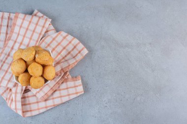 Beyaz kase, arka planda küçük tatlı kekler. Yüksek kalite fotoğraf