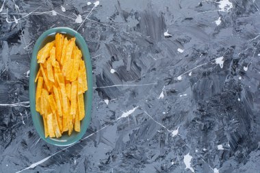 Tatlı patates kızartması tabakta, mermer arka planda. Yüksek kalite fotoğraf
