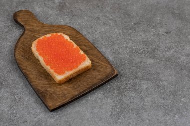 Ekmek diliminde kırmızı havyar taze sandviç. Yüksek kalite fotoğraf