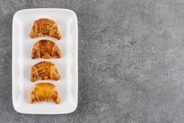 Beyaz tabakta ev yapımı taze kurabiyeler. Yüksek kalite fotoğraf