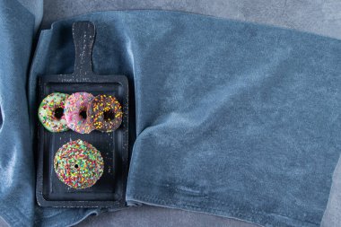 Çikolata topu ve jöleli çörekler kumaş parçasının üzerinde, mermer zeminde. Yüksek kalite fotoğraf