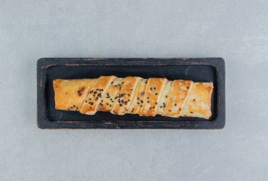 Siyah tabakta susam tohumlu örülmüş çörek. Yüksek kalite fotoğraf