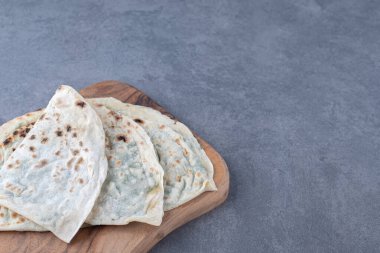 Azerbaycan ulusal mutfağı. Kesme tahtasındaki mermer arka plandaki Gutab. Yüksek kalite fotoğraf