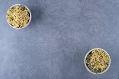 Köşelerdeki kase içindeki kuru otların üst görüntüsü. Yüksek kalite fotoğraf