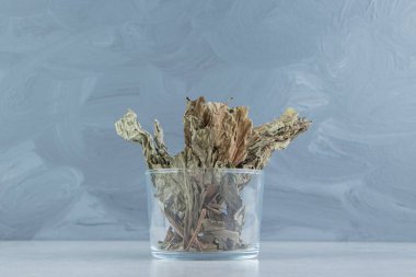 Kuru çay yaprakları taştan arka planda. Yüksek kalite fotoğraf