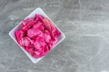 Beyaz kasede ev yapımı doğranmış lahana turşusu. Yüksek kalite fotoğraf