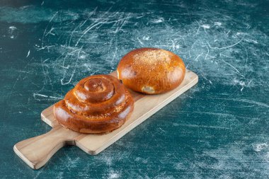 Tahta üzerinde tatlı çörekler. Yüksek kalite fotoğraf