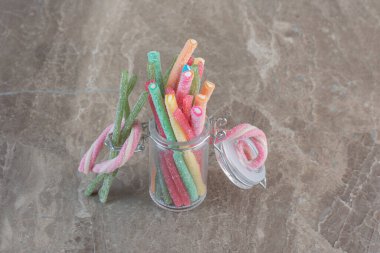 Kavanozda kurdele şekeri. Gökkuşağı şekeri. Yüksek kalite fotoğraf