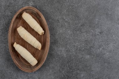 Tahtadaki yuvarlanmış ev yapımı kurabiyelerin üst görüntüsü. Yüksek kalite fotoğraf