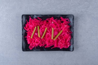 Ev yapımı kırmızı lahana turşusu. Ahşap tabakta, mermer arka planda. Yüksek kalite fotoğraf