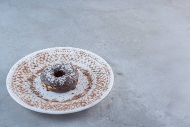 Taş zeminde lezzetli, çikolatalı donut tabağı. Yüksek kalite fotoğraf