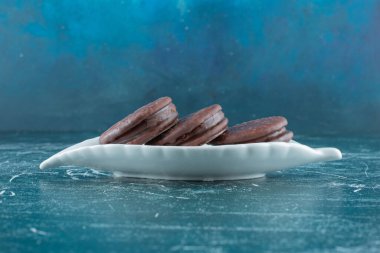 Beyaz tabakta çikolatalı bisküvi sandviçi. Yüksek kalite fotoğraf