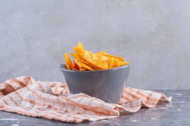 Bir kase gevrek, baharatlı patates cipsi, mermer arka planda. Yüksek kalite fotoğraf