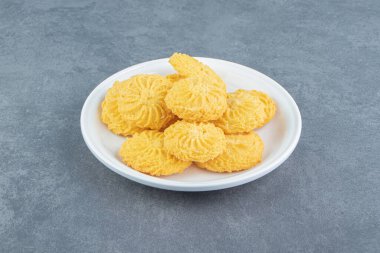 Beyaz tabakta lezzetli bisküviler. Yüksek kalite fotoğraf