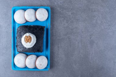 Kek kek, ahşap tabakta küçük bir kek, mermer arka planda. Yüksek kalite fotoğraf