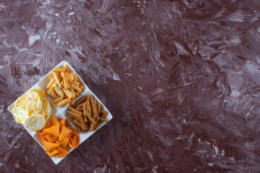 Kabında ekmek kırıntıları olan cips, mermer arka planda. Yüksek kalite fotoğraf