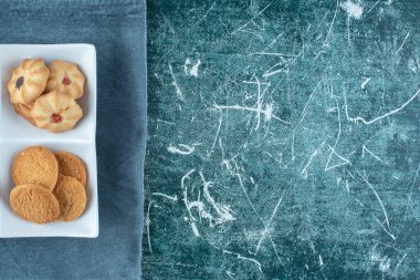 Havlunun üstünde, mavi arka planda nefis kurabiyeler. Yüksek kalite fotoğraf