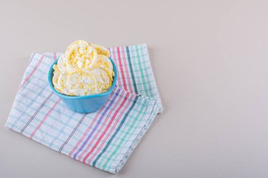 Beyaz masada mavi kase çıtır pirinç cipsi. Yüksek kalite fotoğraf