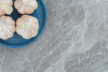 Mavi tabakta ev yapımı sarımsak manzarası. Yüksek kalite fotoğraf