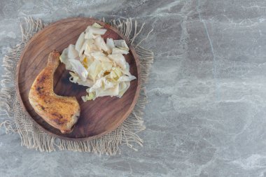Sağlıklı öğle yemeği manzarası. Kızarmış tavuk budu ve lahana turşusu. Yüksek kalite fotoğraf