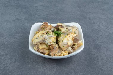 Beyaz kasede dilimlenmiş et ile omlet. Yüksek kalite fotoğraf