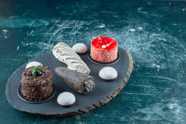 Tahta parçasında lezzetli tatlılar var. Yüksek kalite fotoğraf