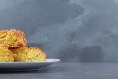 Beyaz tabakta dilimlenmiş taze hamur işi. Yüksek kalite fotoğraf