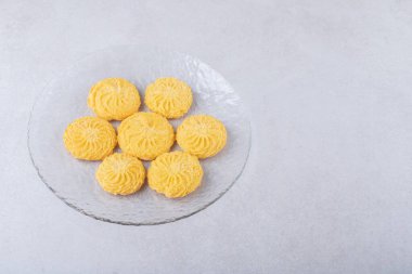 Mermer arka planda, tabakta tatlı kurabiyeler. Yüksek kalite fotoğraf