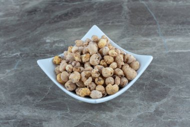 Beyaz seramik tabakta ev yapımı taze şekerler. Yüksek kalite fotoğraf