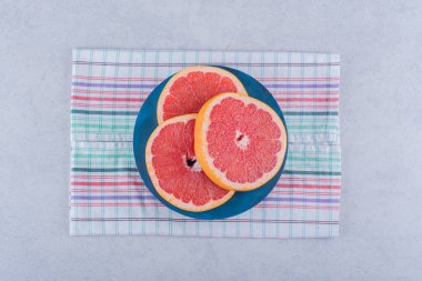 Taş zeminde mavi greyfurt dilimleri. Yüksek kalite fotoğraf