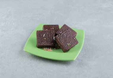 Çikolatalı waffle dolu yeşil bir tabak. Yüksek kalite fotoğraf
