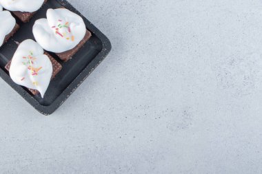 Renkli şekerleme ve kremalı çikolatalı bisküvi karatahtası. Yüksek kalite fotoğraf