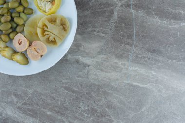 Yeşil zeytin ve yeşil domates dilimleri. Konserve sebze. Yüksek kalite fotoğraf