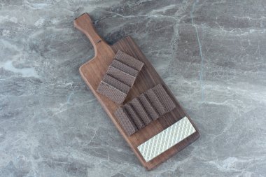 Tahta kesme tahtasının üzerinde bir yığın gofret dilimi. Üst Manzara. Yüksek kalite fotoğraf