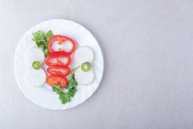 Maydanoz ve biber dilimlenmiş, mermer arka planda. Yüksek kalite fotoğraf